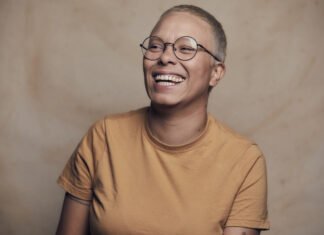 Maria Gadú comemora Dia da Mulher no festival Vozes da MPB, em Hortolândia, neste domingo (08/03)